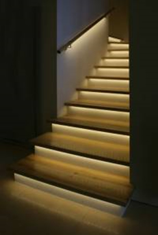 Strip LED en rail alu escalier